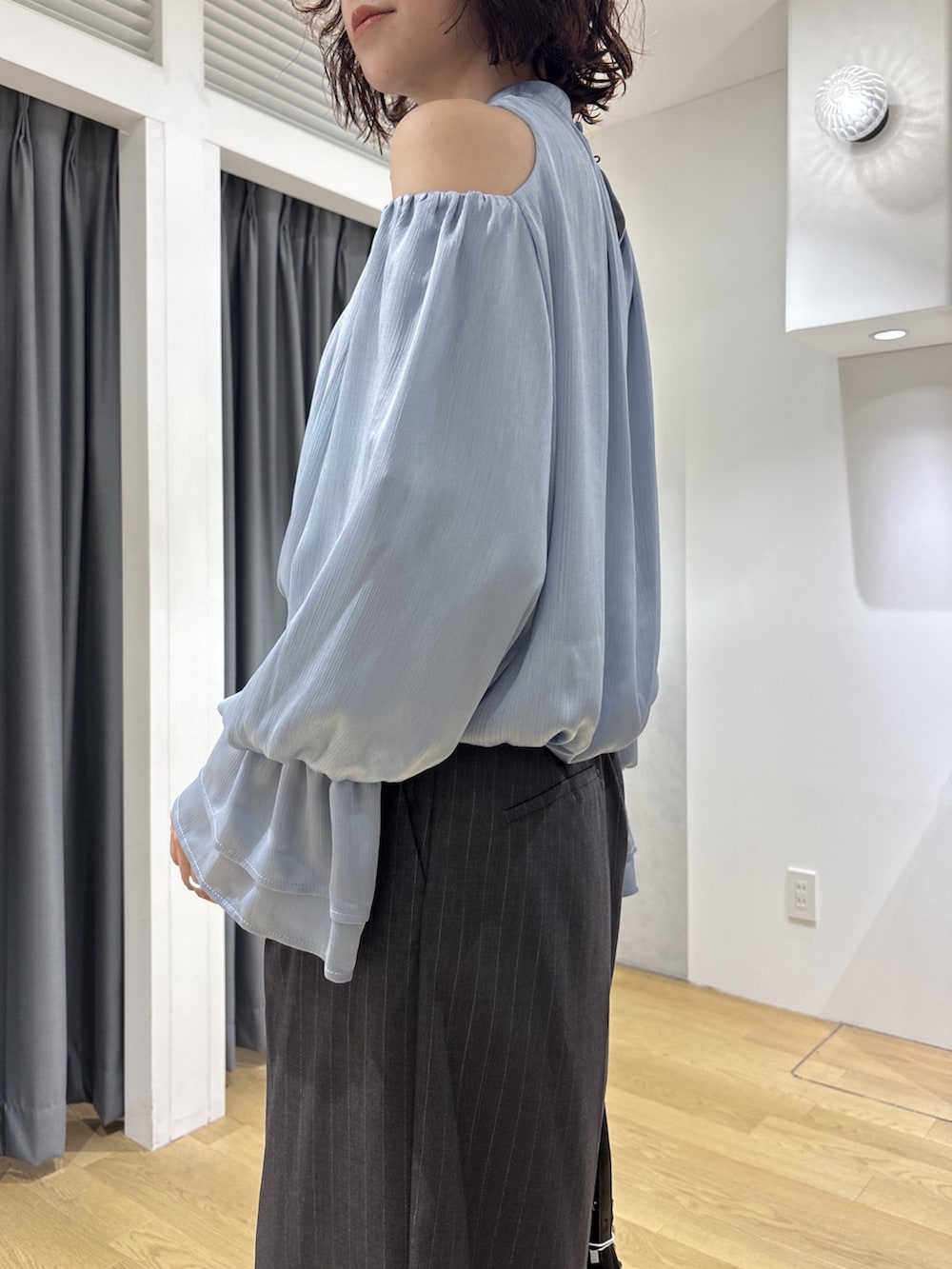 ブルー系のシャツ/ブラウス、グレー系のその他パンツ、ブラック系のハンドバッグを着用したレディースの秋コーディネートの6枚目の写真