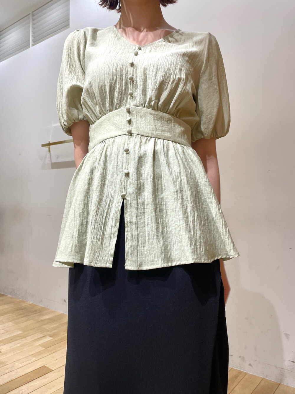 ブラック系のサンダル、グリーン系のシャツ/ブラウス、ブラック系のスカートを着用したレディースの夏コーディネートの5枚目の写真