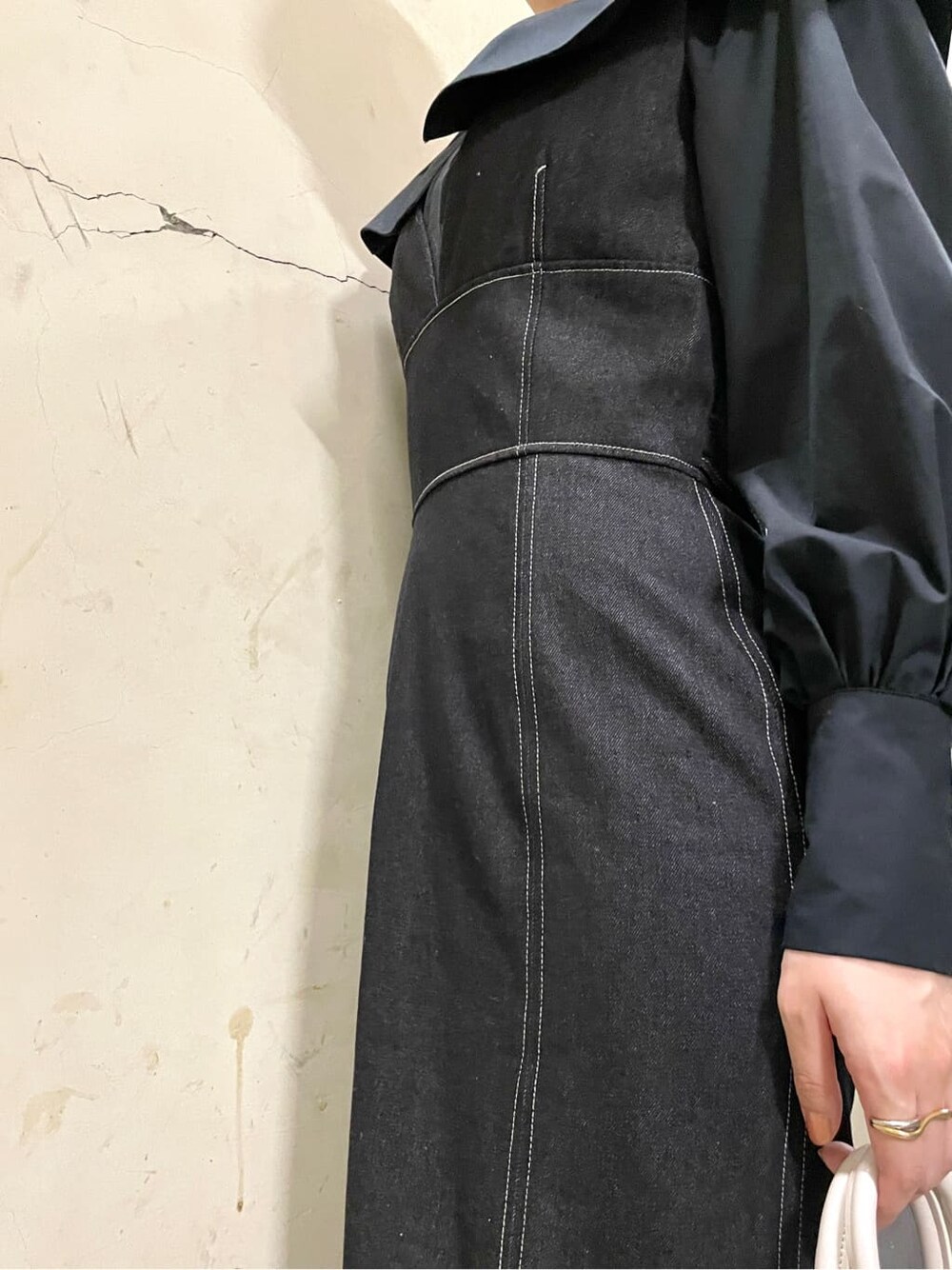 ブラック系のシャツ/ブラウス、ブラック系のブーツ、ブラック系のワンピースを着用したレディースの秋コーディネートの7枚目の写真