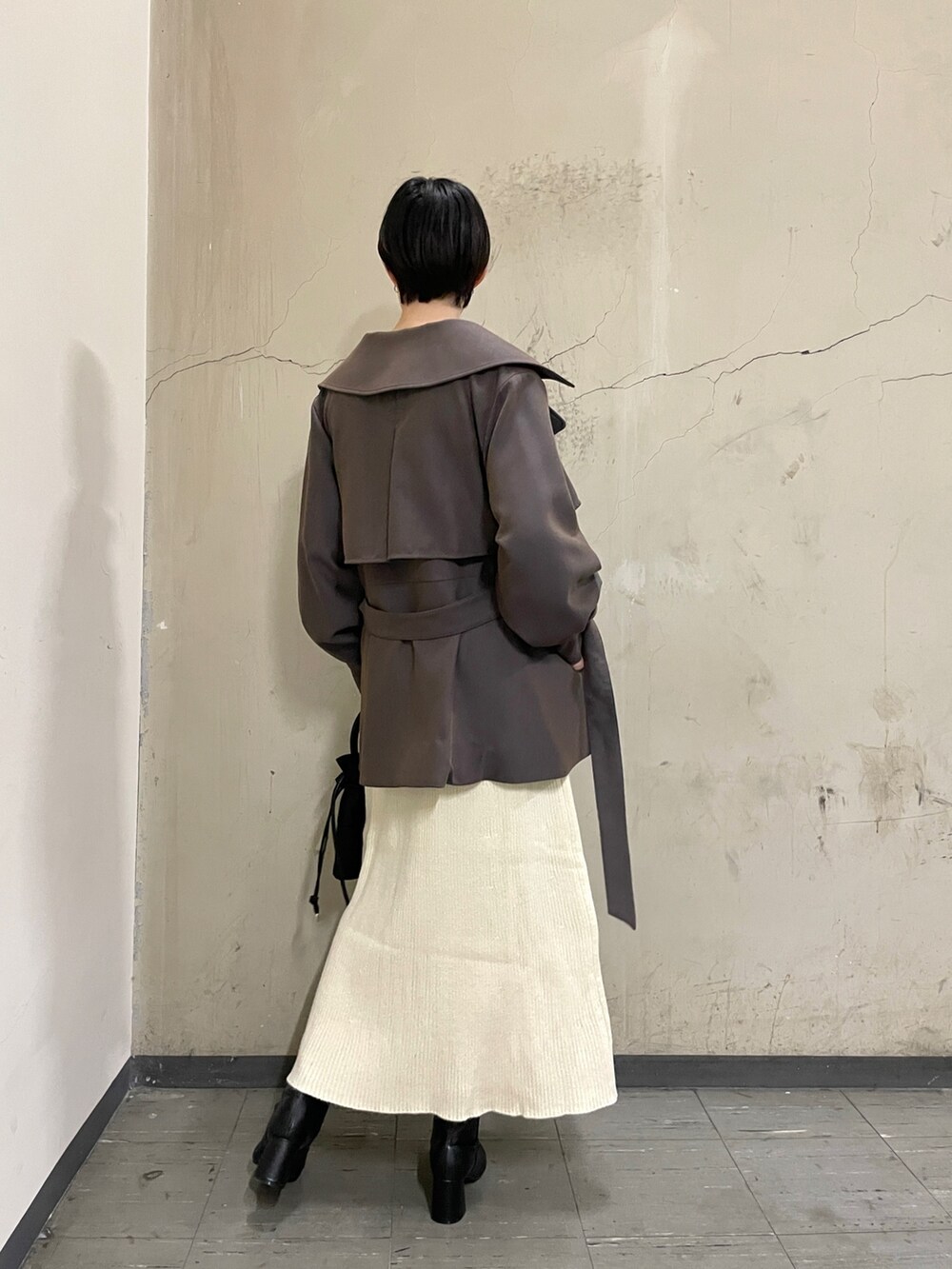 ブラック系のブーツ、ブラック系のハンドバッグ、ブラウン系のその他アウターを着用したレディースの秋コーディネートの3枚目の写真