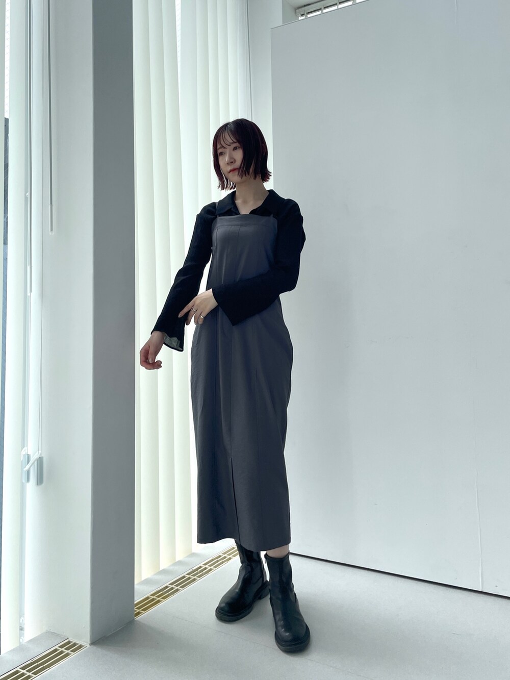 グレー系のワンピースを着用したレディースの夏コーディネートの3枚目の写真