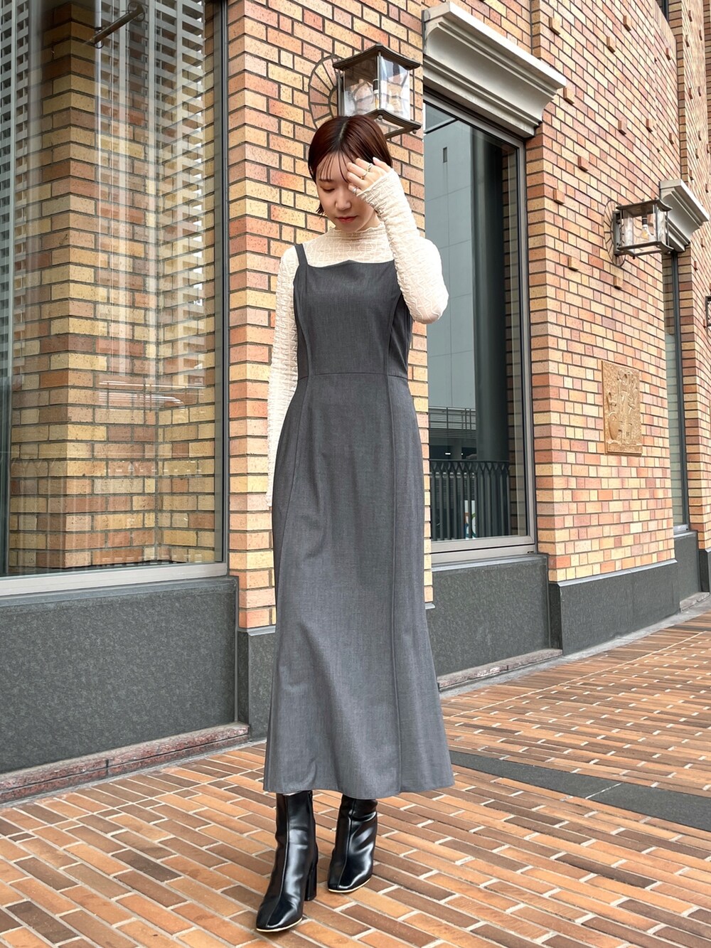 ブルー系のカーディガン/ボレロ、グレー系のワンピース、ホワイト系のTシャツ/カットソーを着用したレディースの秋コーディネートの7枚目の写真