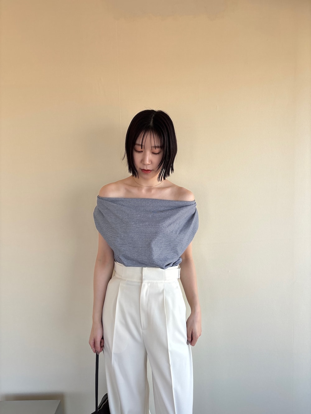 ホワイト系のその他パンツ、その他のTシャツ/カットソーを着用したレディースの春コーディネートの4枚目の写真