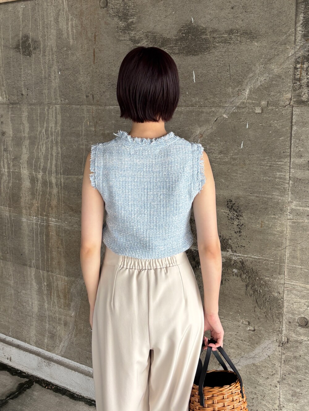 ホワイト系のその他パンツ、ブラウン系のハンドバッグ、ブルー系のニット/セーターを着用したレディースの夏コーディネートの5枚目の写真