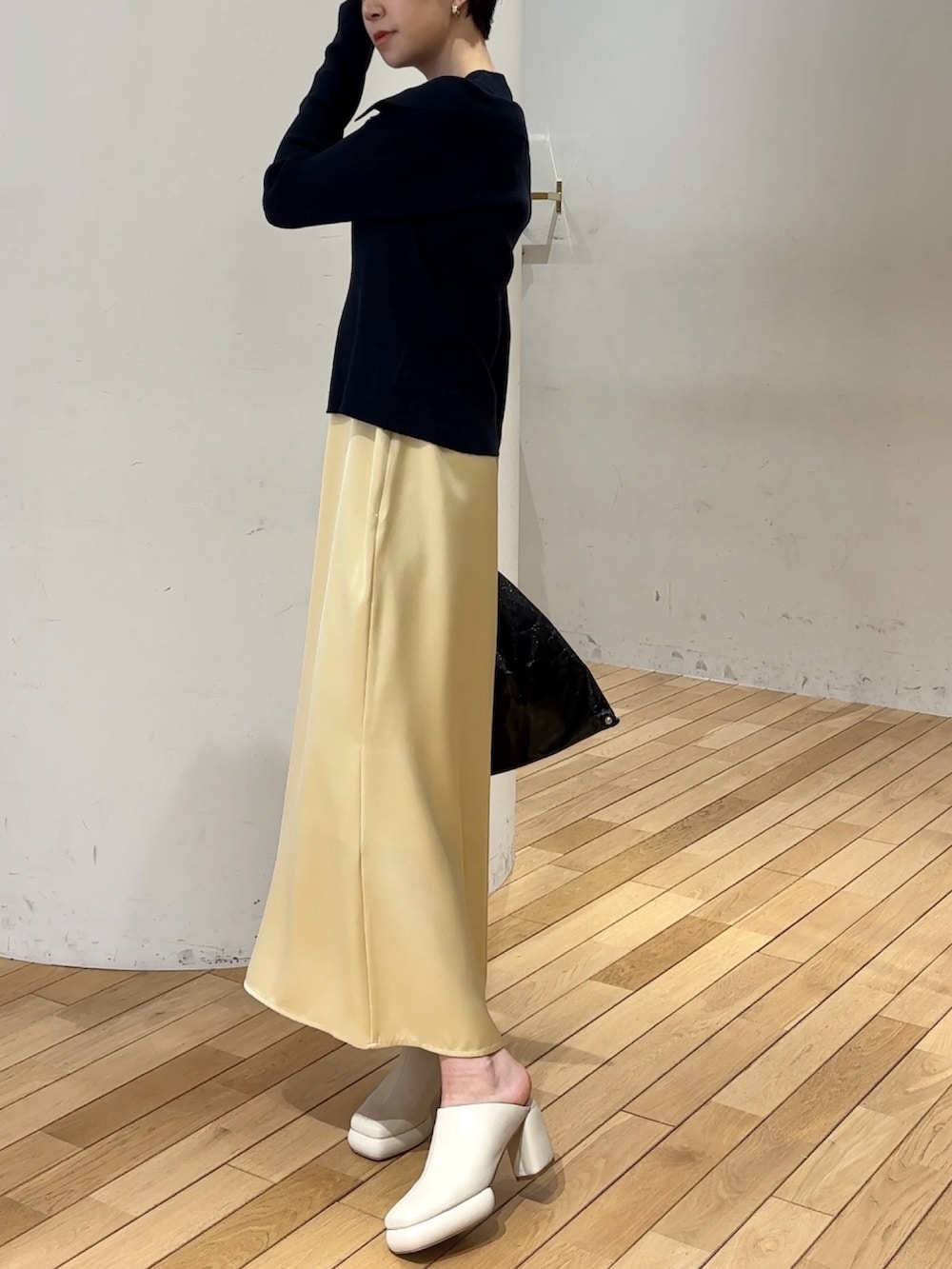 ホワイト系のワンピース、ホワイト系のサンダル、ブルー系のアンサンブルを着用したレディースの春コーディネートの8枚目の写真