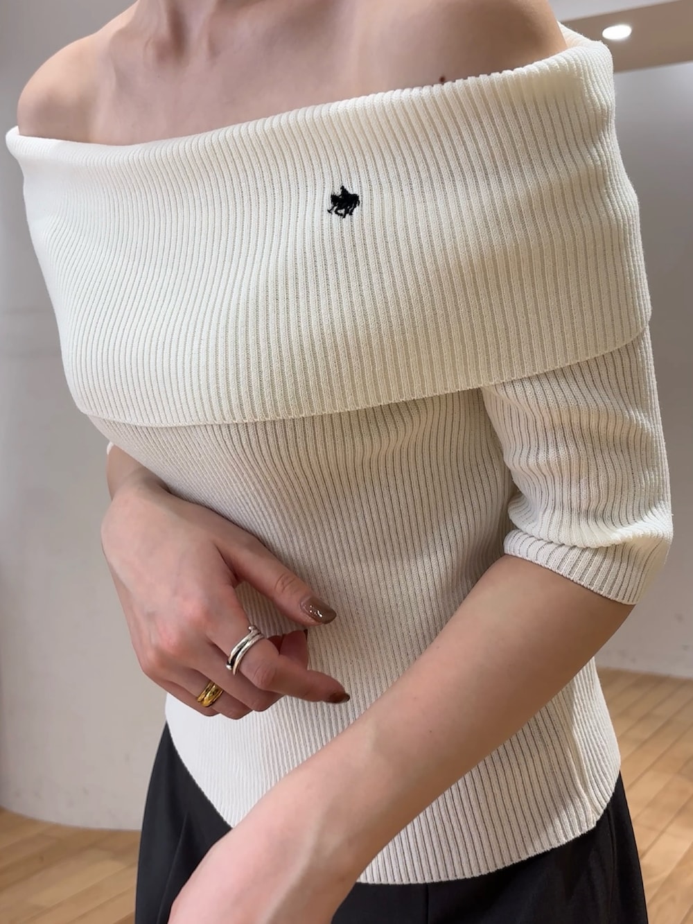 グレー系のその他パンツ、ホワイト系のニット/セーターを着用したレディースの春コーディネートの4枚目の写真