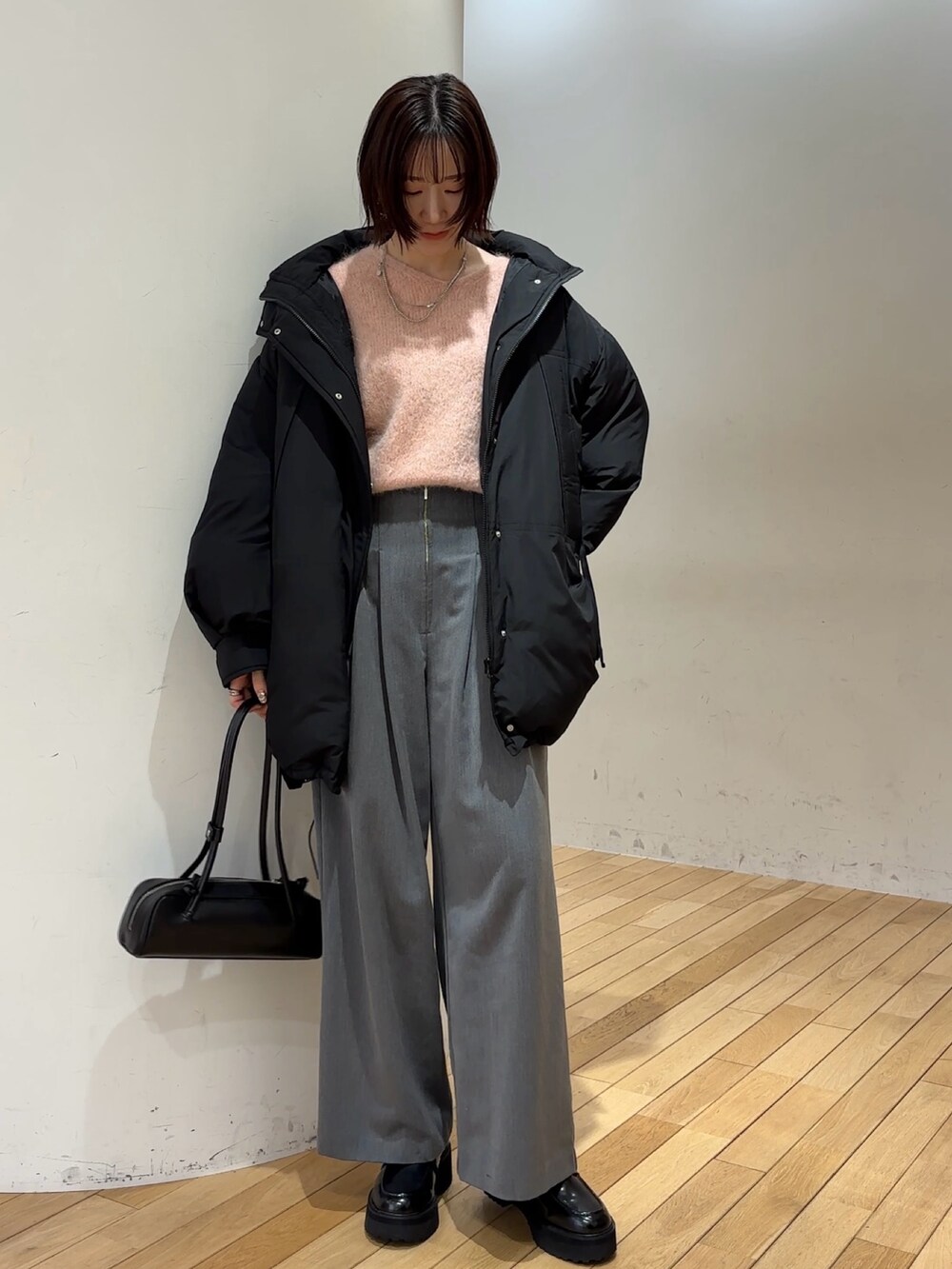 ブラック系のローファー、グレー系のその他パンツ、ピンク系のニット/セーターを着用したレディースの冬コーディネートの6枚目の写真