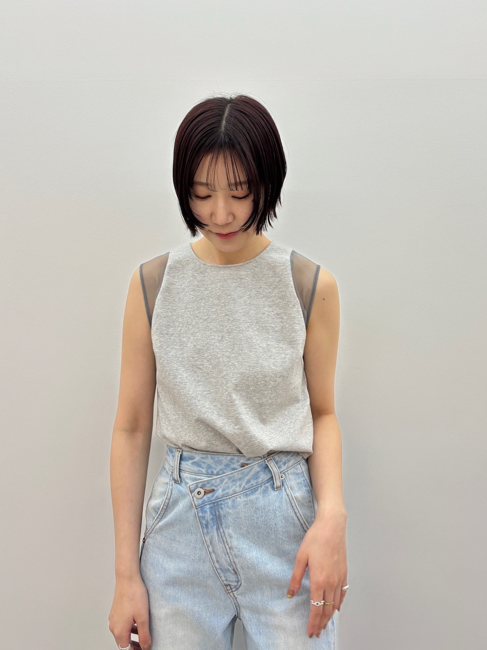 ブルー系のデニムパンツ、レッド系のサンダル、グレー系のTシャツ/カットソーを着用したレディースの春コーディネートの5枚目の写真