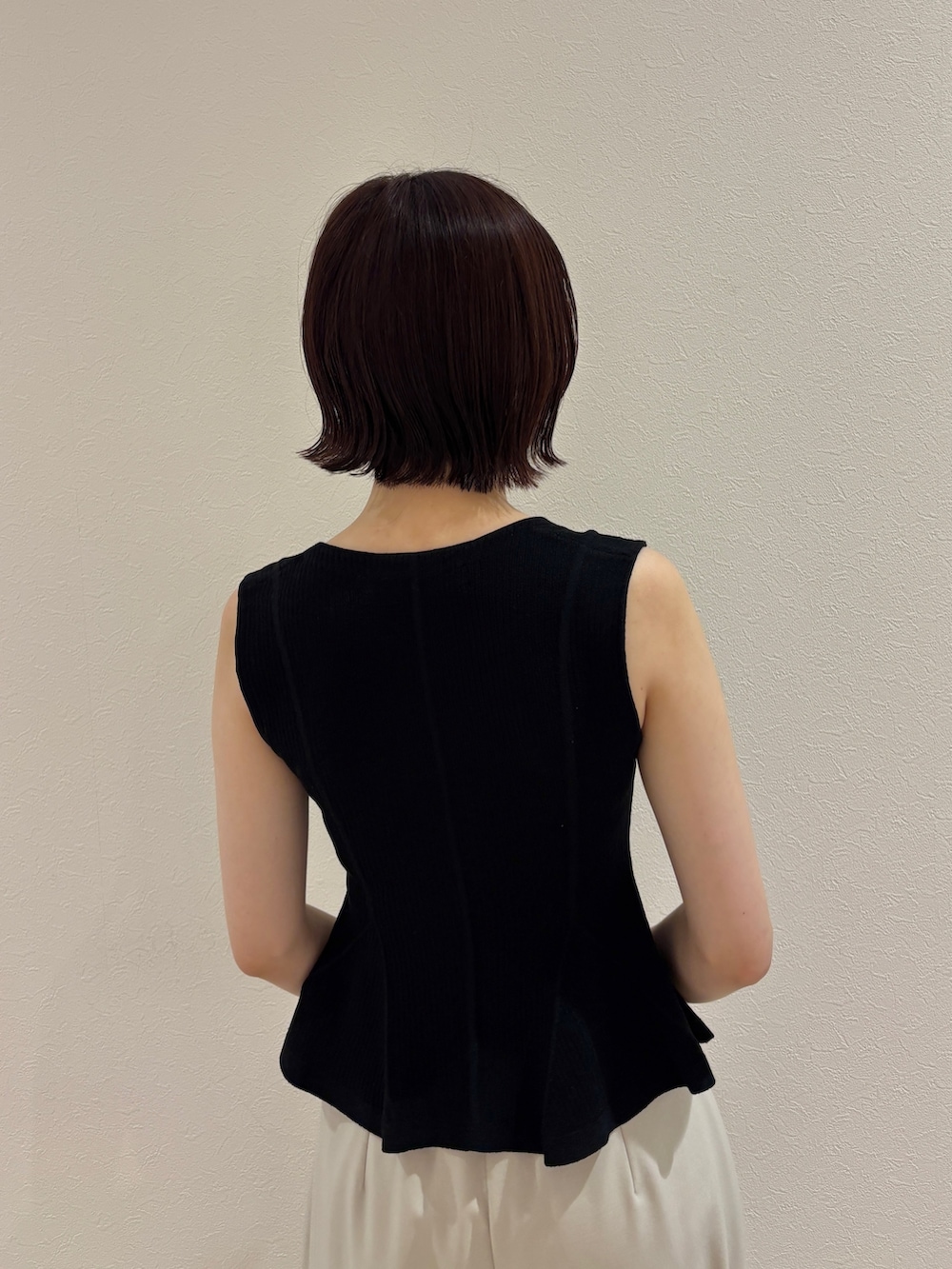 ホワイト系のその他パンツ、ブラック系のニット/セーター、ホワイト系のサンダルを着用したレディースの夏コーディネートの5枚目の写真