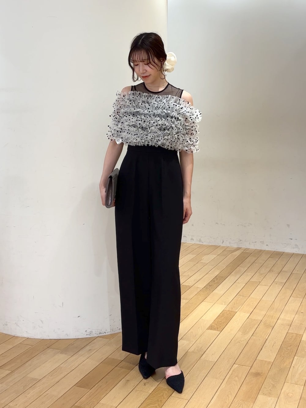 その他のパンツドレス、シルバー系のクラッチバッグ、ブラック系のパンプスを着用したレディースの夏コーディネートの3枚目の写真