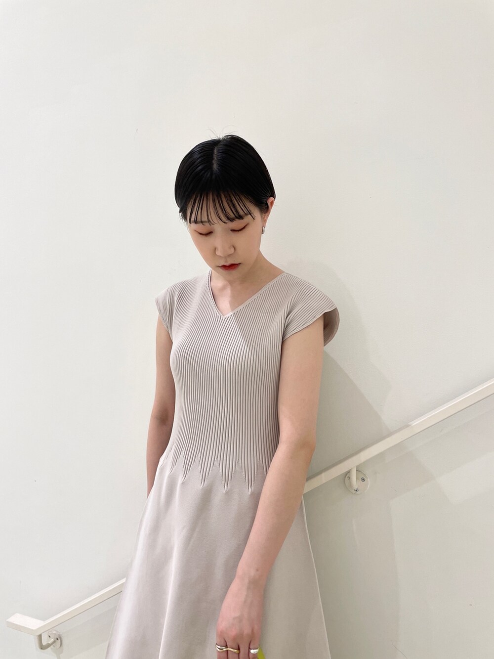 ベージュ系のサンダル、グリーン系のショルダーバッグ、グレー系のワンピースを着用したレディースの春コーディネートの5枚目の写真