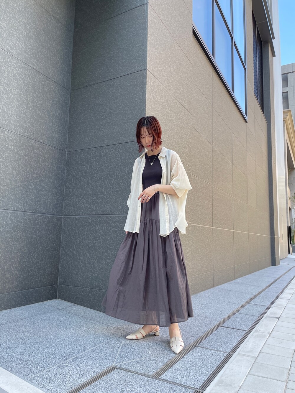 ブラック系のサンダル、グレー系のワンピース、ブラック系のショルダーバッグを着用したレディースの夏コーディネートの7枚目の写真