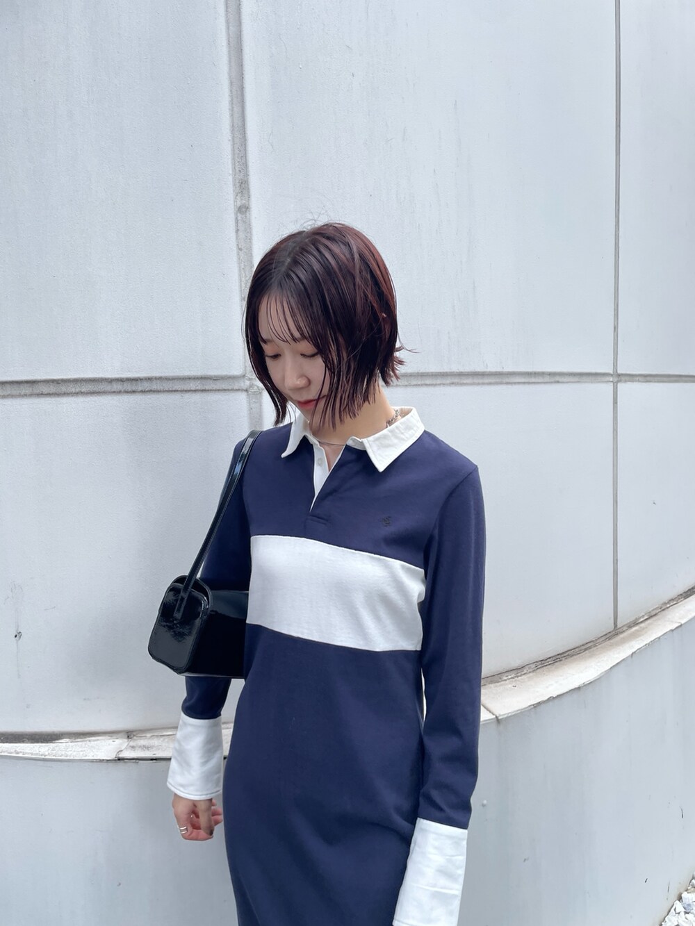 ブラック系のショルダーバッグ、ブルー系のワンピース、ブラック系のローファーを着用したレディースの秋コーディネートの5枚目の写真