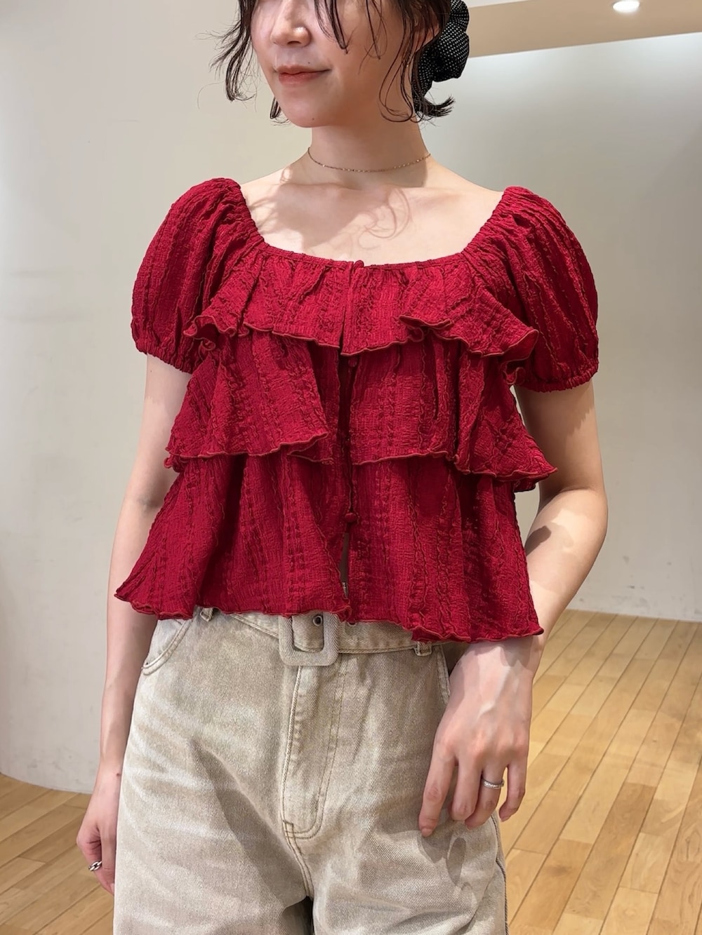 ベージュ系のデニムパンツ、レッド系のシャツ/ブラウス、イエロー系のハンドバッグを着用したレディースの夏コーディネートの5枚目の写真