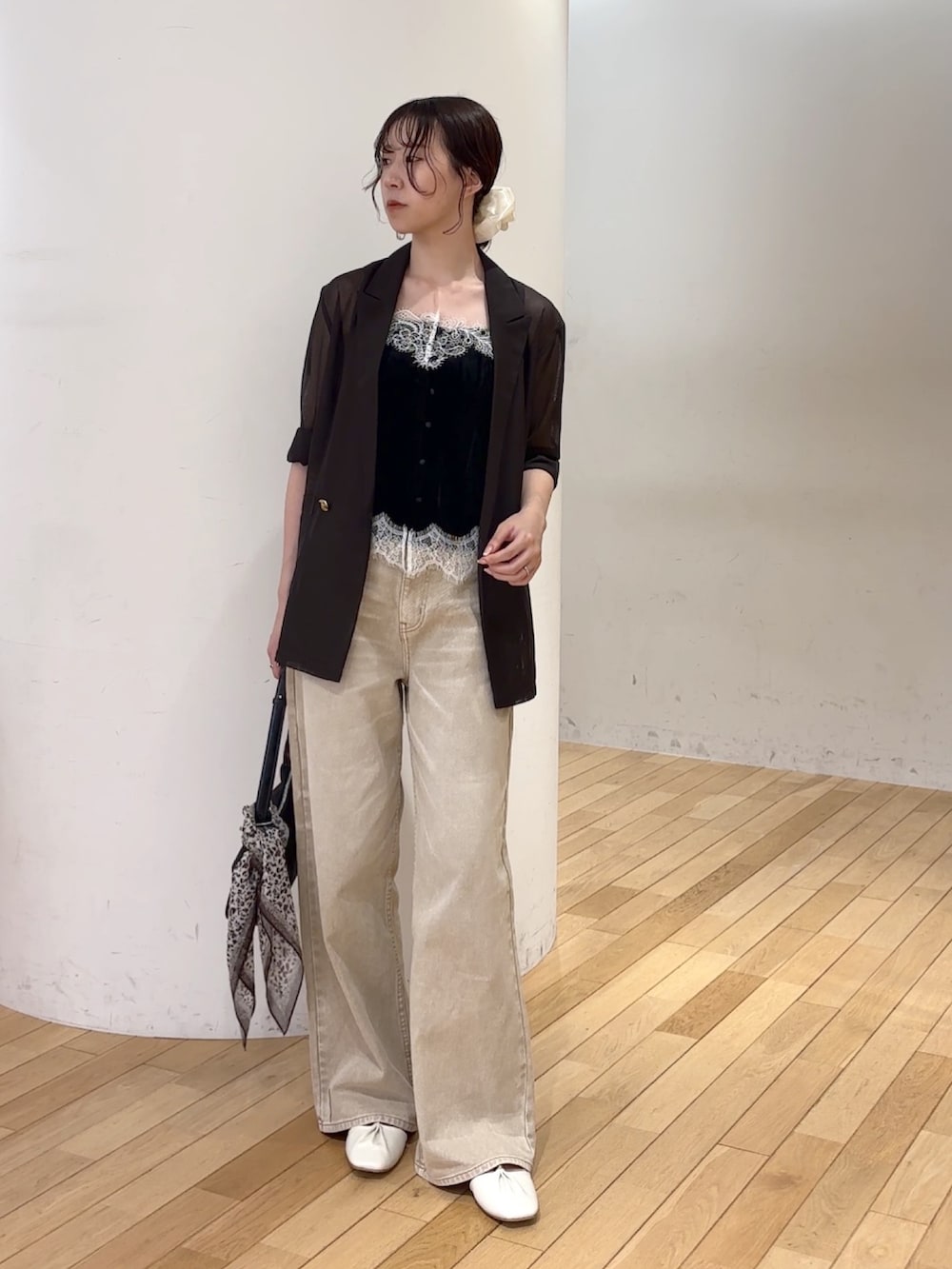 ベージュ系のデニムパンツ、ブラック系のTシャツ/カットソー、ブラウン系のハンドバッグを着用したレディースの夏コーディネートの4枚目の写真