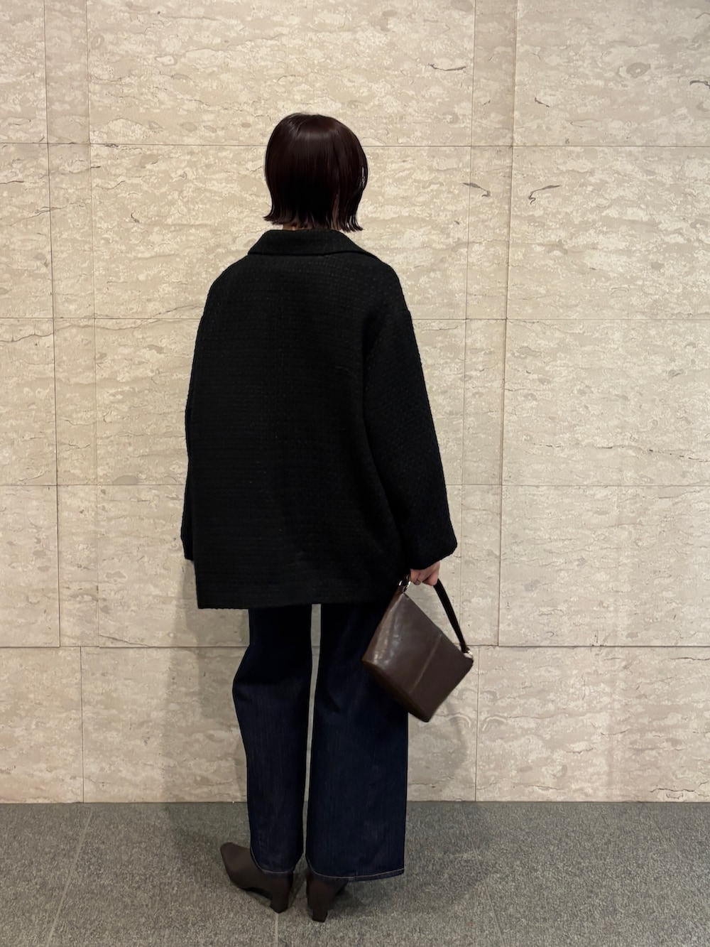 ブラウン系のニット/セーター、ブラック系のその他アウター、ブラウン系のブーツを着用したレディースの冬コーディネートの4枚目の写真