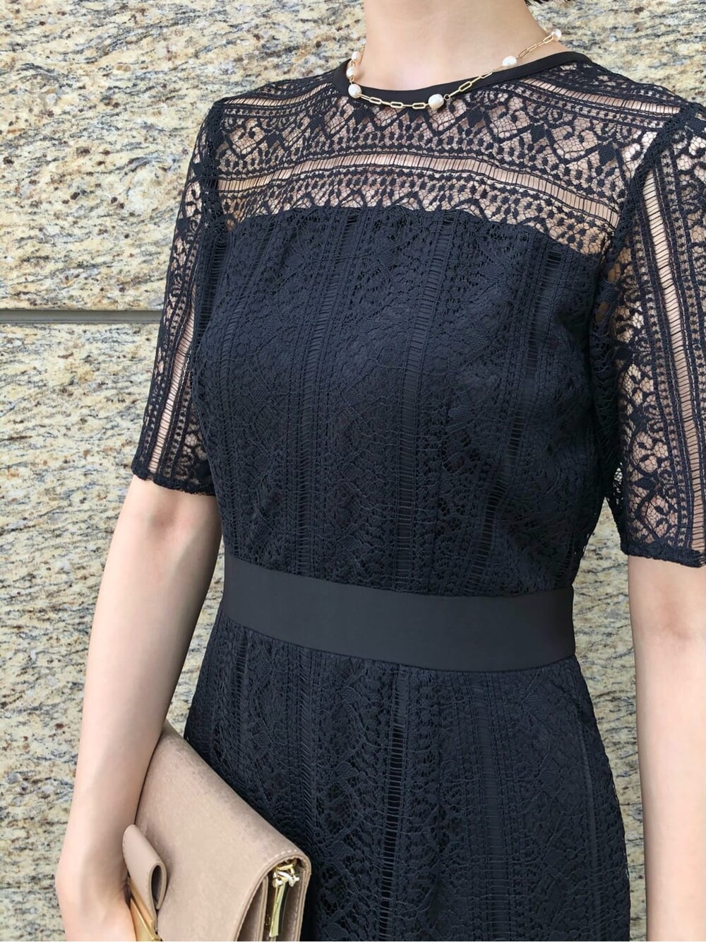 ベージュ系のパンプス、ベージュ系のクラッチバッグ、ブラック系のドレスを着用したレディースの秋コーディネートの6枚目の写真