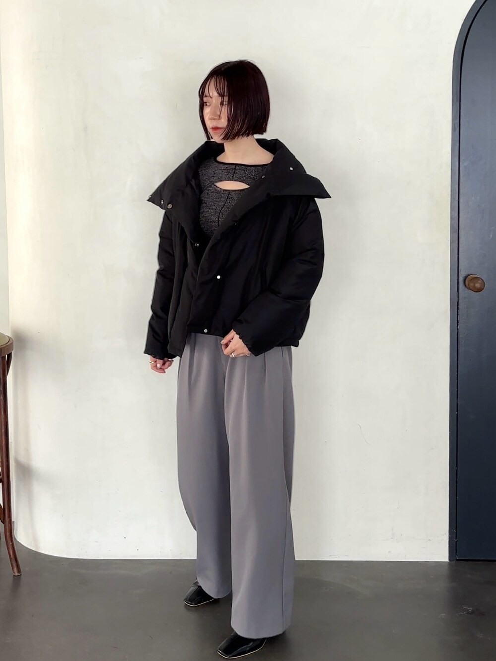 グレー系のその他パンツ、ブラック系のブーツ、ブラック系のニット/セーターを着用したレディースの秋コーディネートの6枚目の写真