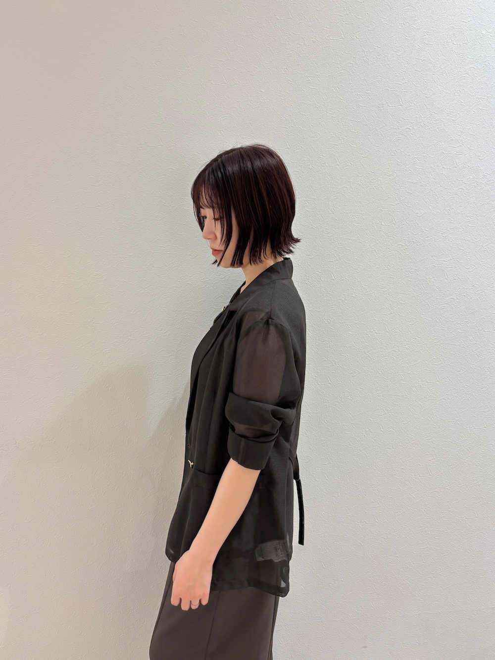 ブラウン系のその他パンツ、グレー系のニット/セーター、イエロー系のハンドバッグを着用したレディースの夏コーディネートの8枚目の写真