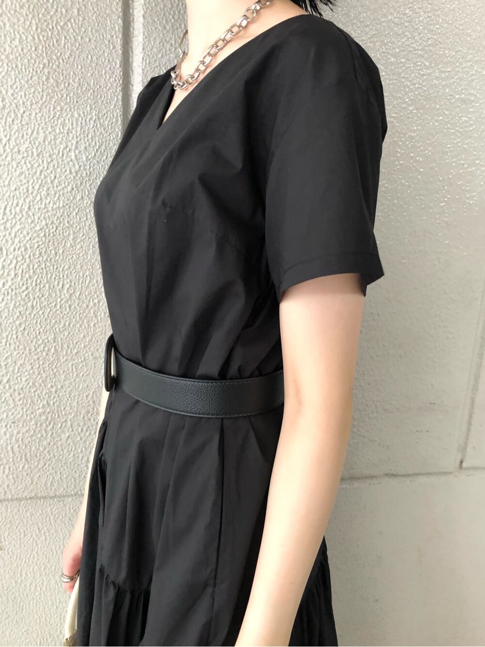 ブラック系のワンピース、ホワイト系のその他シューズ、ホワイト系のスニーカーを着用したレディースの夏コーディネートの6枚目の写真