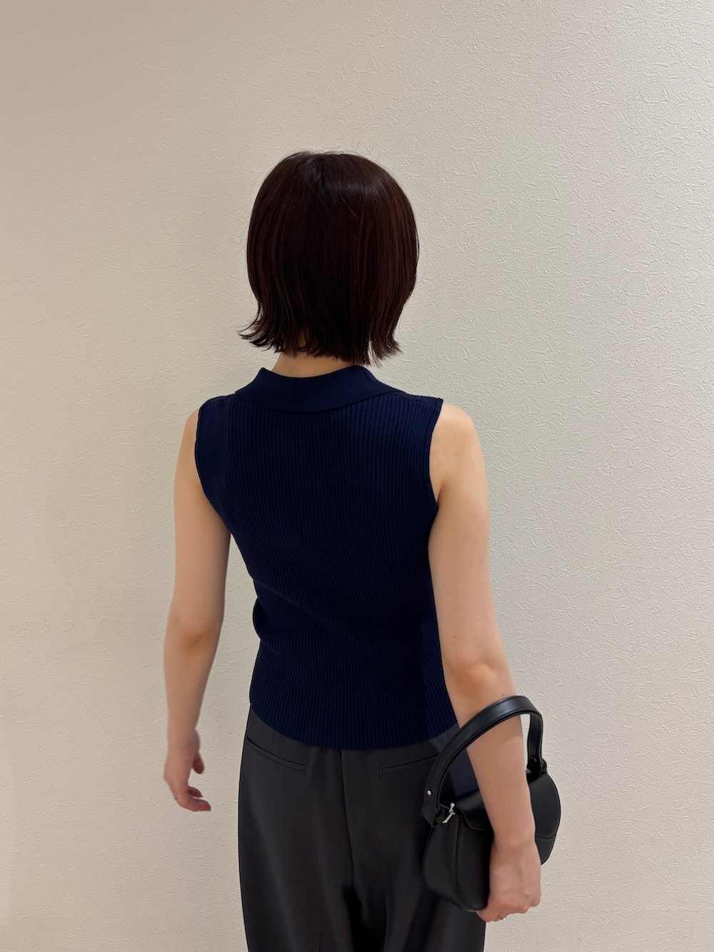 グレー系のその他パンツ、シルバー系のパンプス、ブラック系のハンドバッグを着用したレディースの夏コーディネートの5枚目の写真
