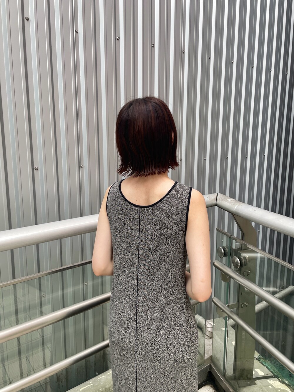 ブラウン系のサンダル、ブラック系のワンピースを着用したレディースの夏コーディネートの8枚目の写真