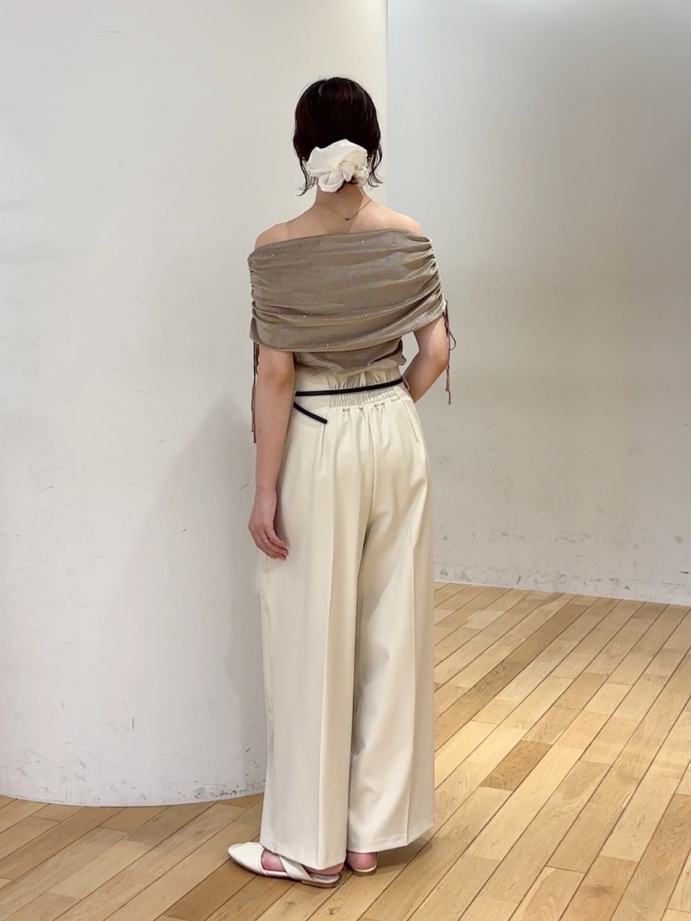 ホワイト系のその他パンツ、ベージュ系のTシャツ/カットソー、ホワイト系のサンダルを着用したレディースの夏コーディネートの3枚目の写真