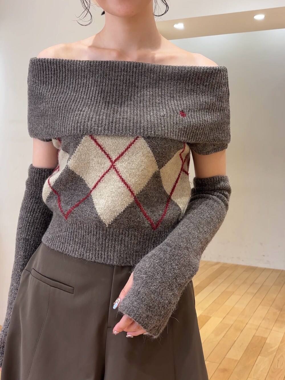 ブラウン系のその他パンツ、ブラウン系のニット/セーター、ブラック系のハンドバッグを着用したレディースの秋コーディネートの6枚目の写真