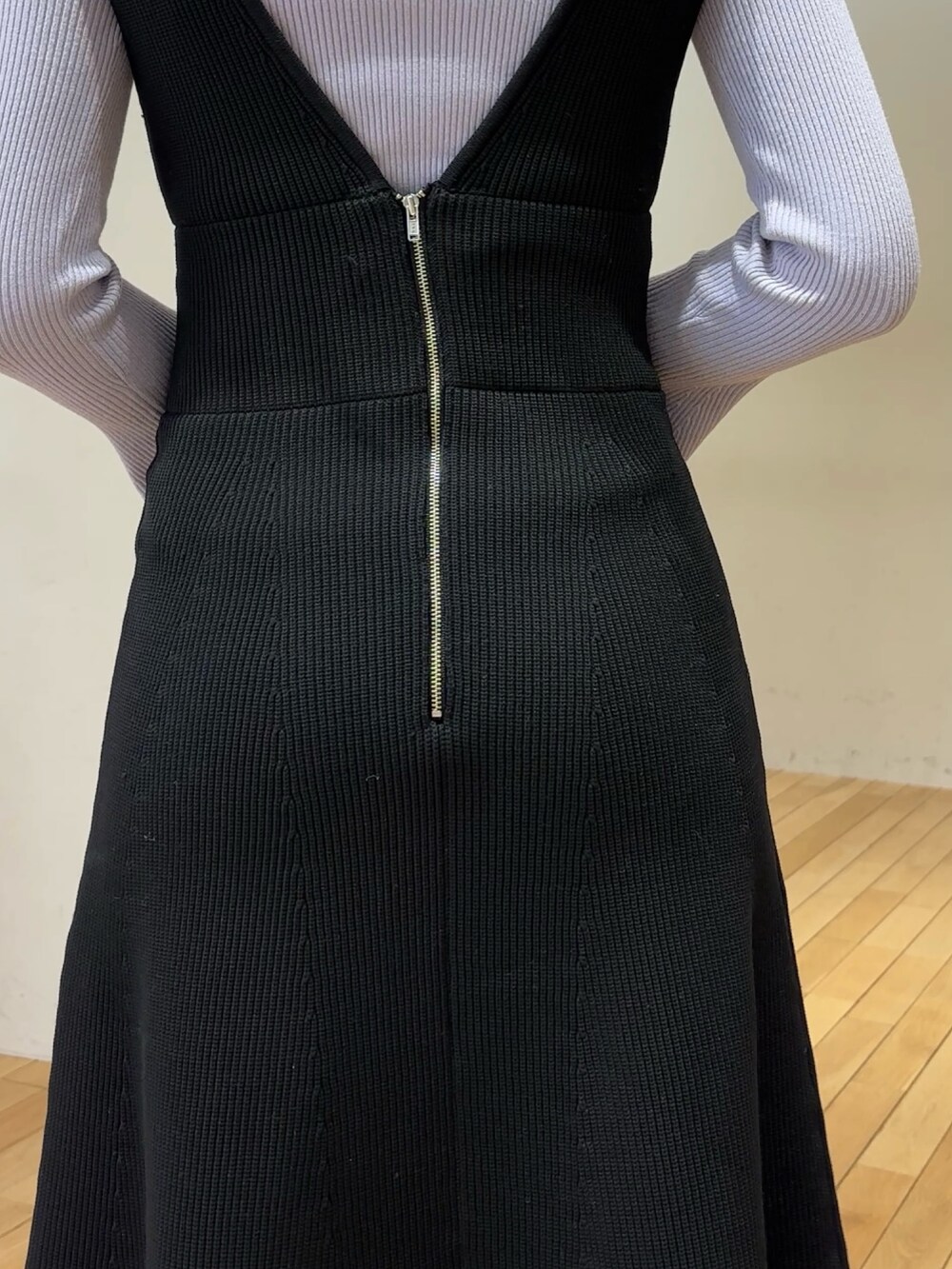 ブラック系のジャンパースカート、パープル系のニット/セーター、シルバー系のブーツを着用したレディースの冬コーディネートの6枚目の写真