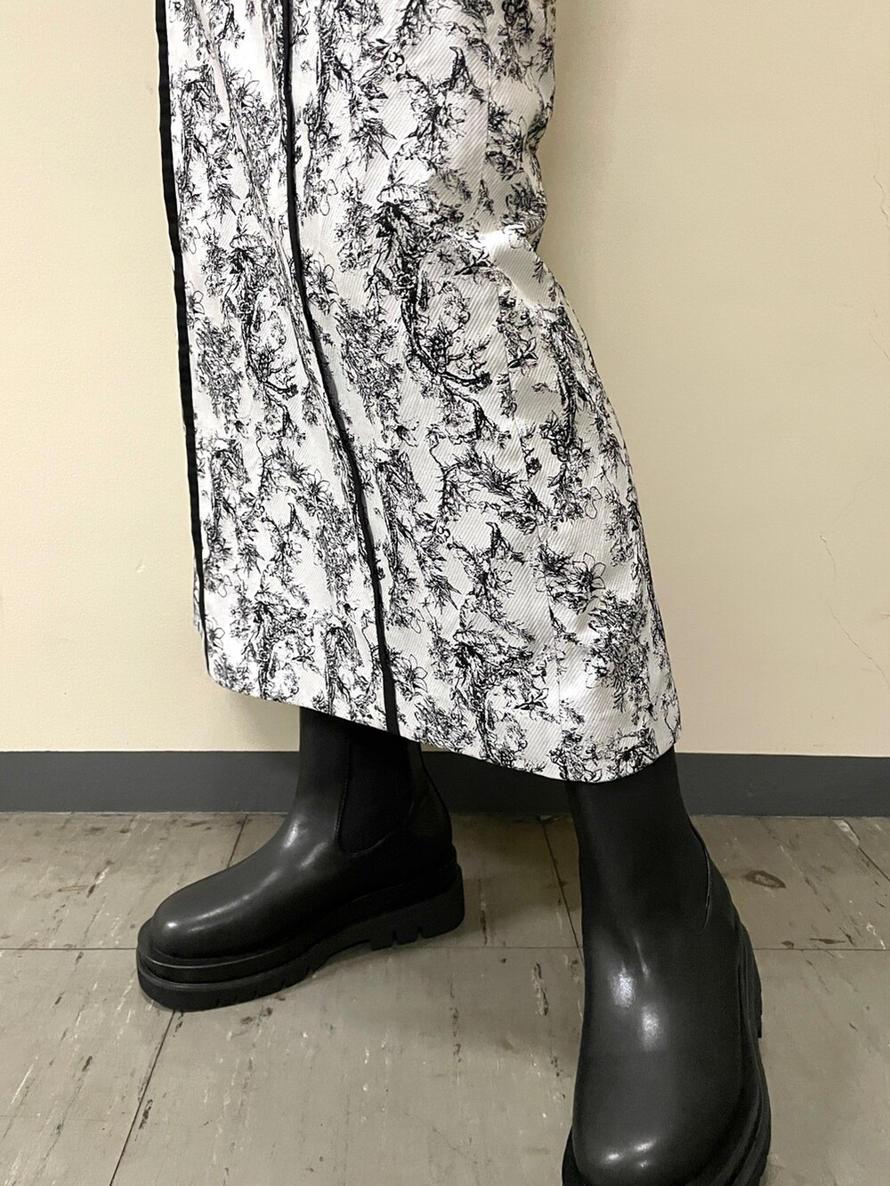 ブラック系のブーツ、ブラウン系のニット/セーター、ブラック系のスカートを着用したレディースの秋コーディネートの9枚目の写真