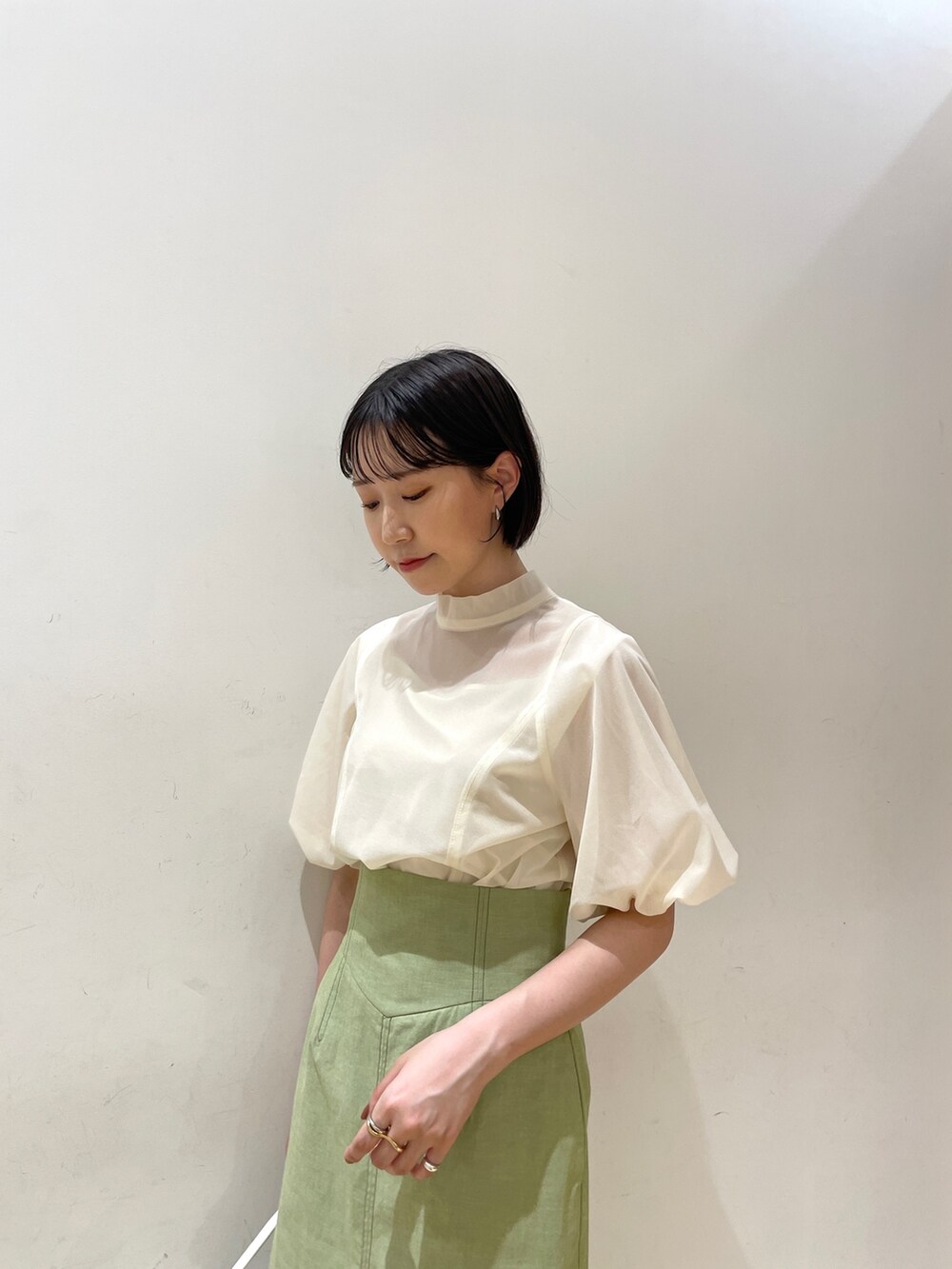 ベージュ系のサンダル、グリーン系のスカート、ホワイト系のシャツ/ブラウスを着用したレディースの夏コーディネートの6枚目の写真