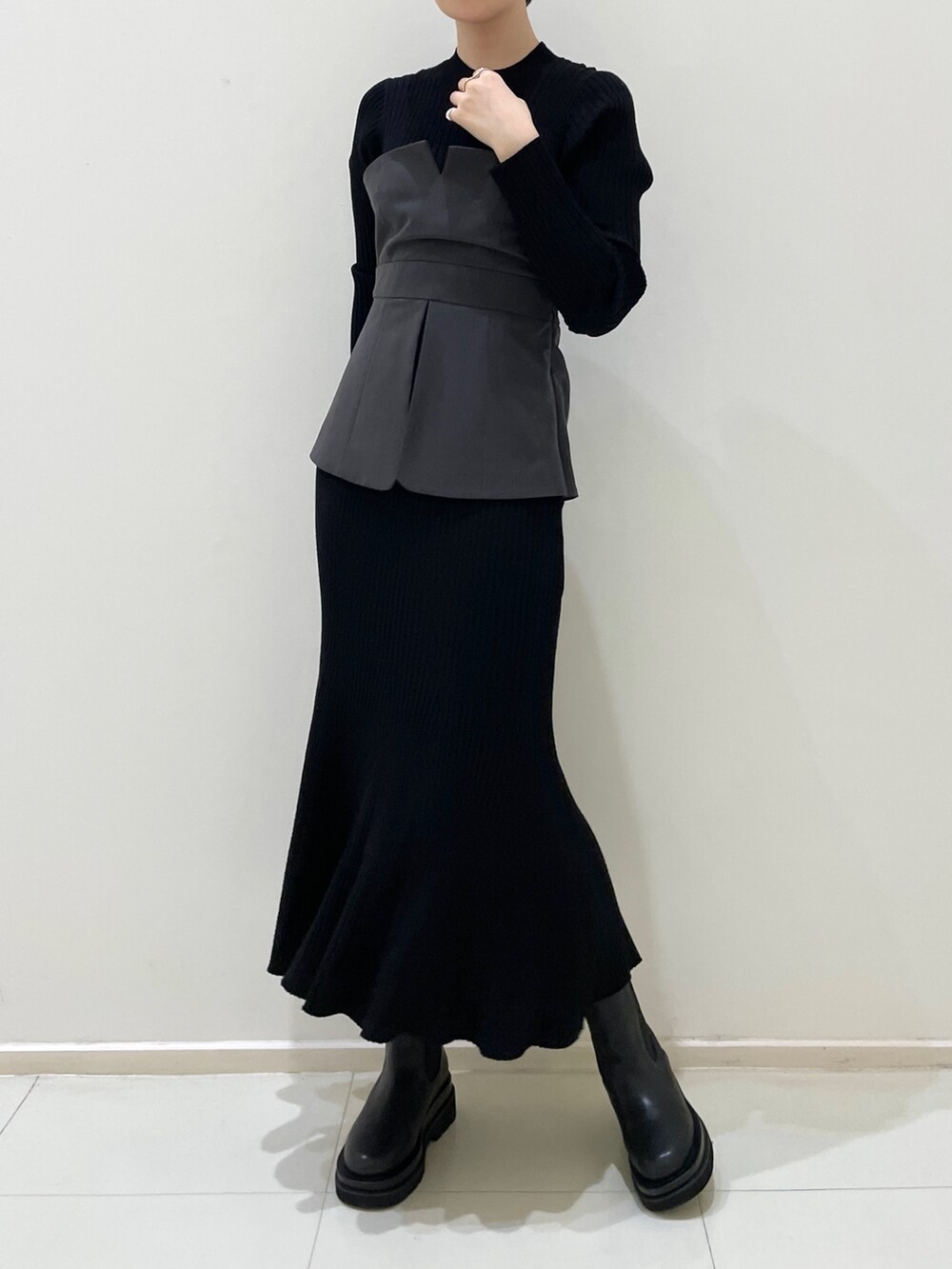 ブラック系のワンピース、ブラック系のブーツを着用したレディースの冬コーディネートの5枚目の写真