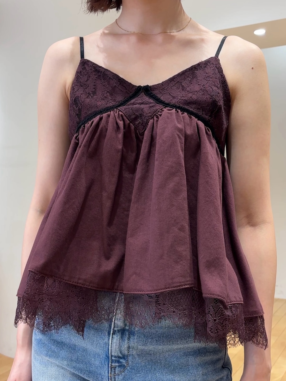ブルー系のデニムパンツ、ブラック系のハンドバッグ、ブラック系のパンプスを着用したレディースの夏コーディネートの7枚目の写真