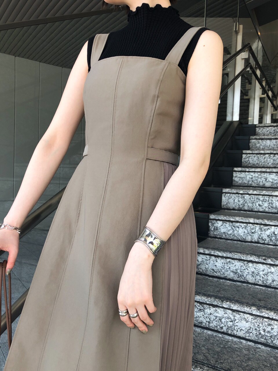 ベージュ系のワンピース、その他のその他シューズ、ブラック系のニット/セーターを着用したレディースの春コーディネートの4枚目の写真