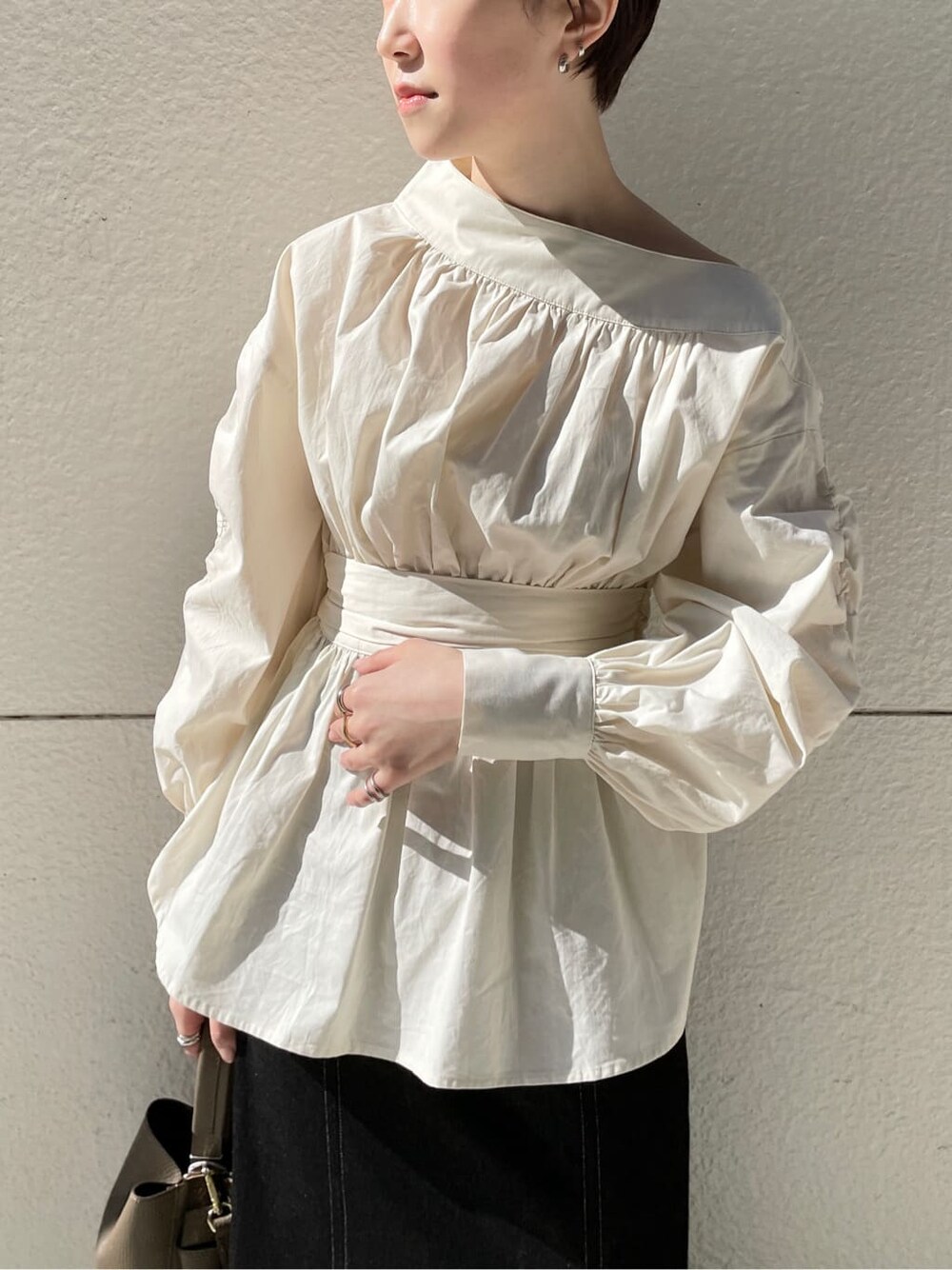 ブラック系のその他シューズ、ホワイト系のシャツ/ブラウス、ブラック系のスカートを着用したレディースの冬コーディネートの6枚目の写真