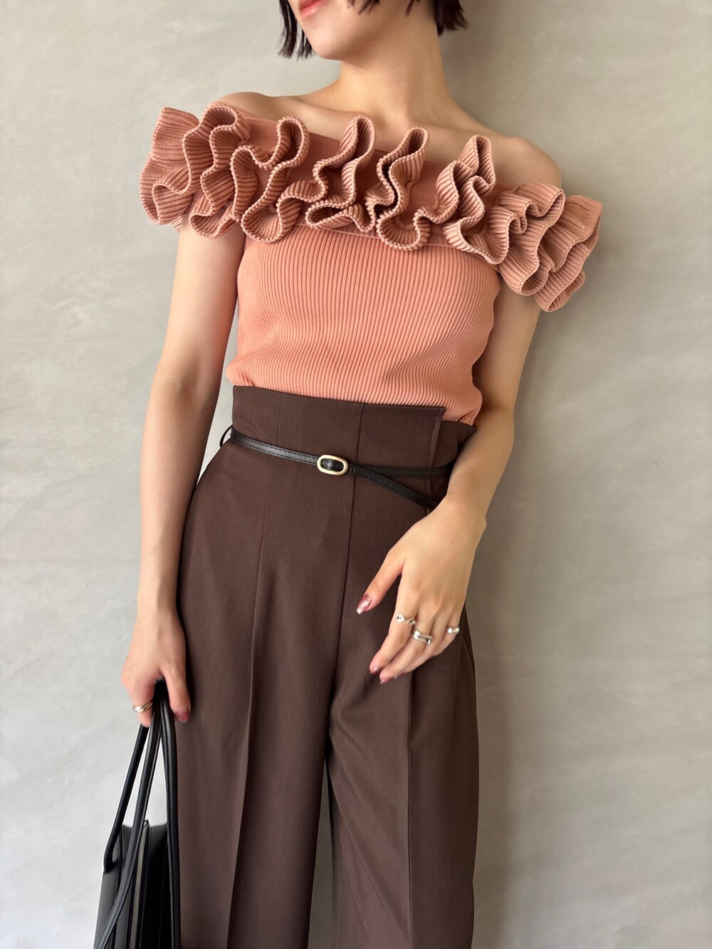 ブラウン系のその他パンツ、ブラック系のサンダル、ピンク系のニット/セーターを着用したレディースの夏コーディネートの6枚目の写真