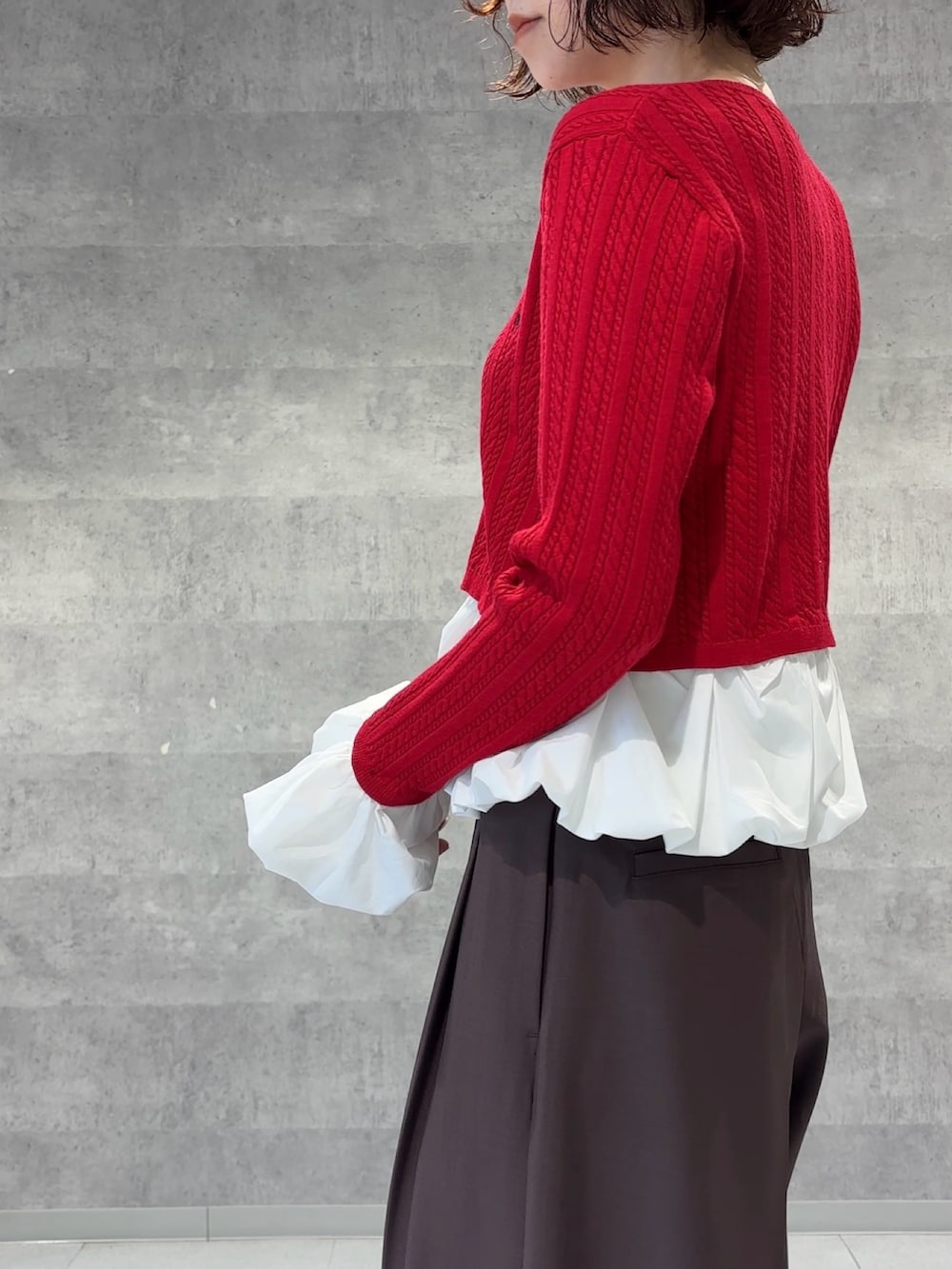 ブラウン系のその他パンツ、ブラウン系のハンドバッグ、ブラック系のブーツを着用したレディースの秋コーディネートの5枚目の写真