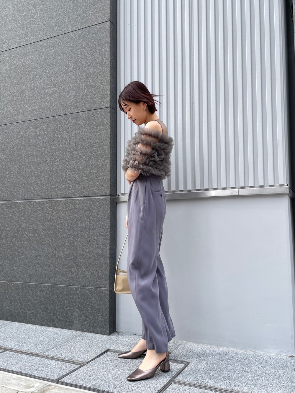 その他のパンプス、グレー系のパンツドレス、ベージュ系のハンドバッグを着用したレディースの春コーディネートの2枚目の写真