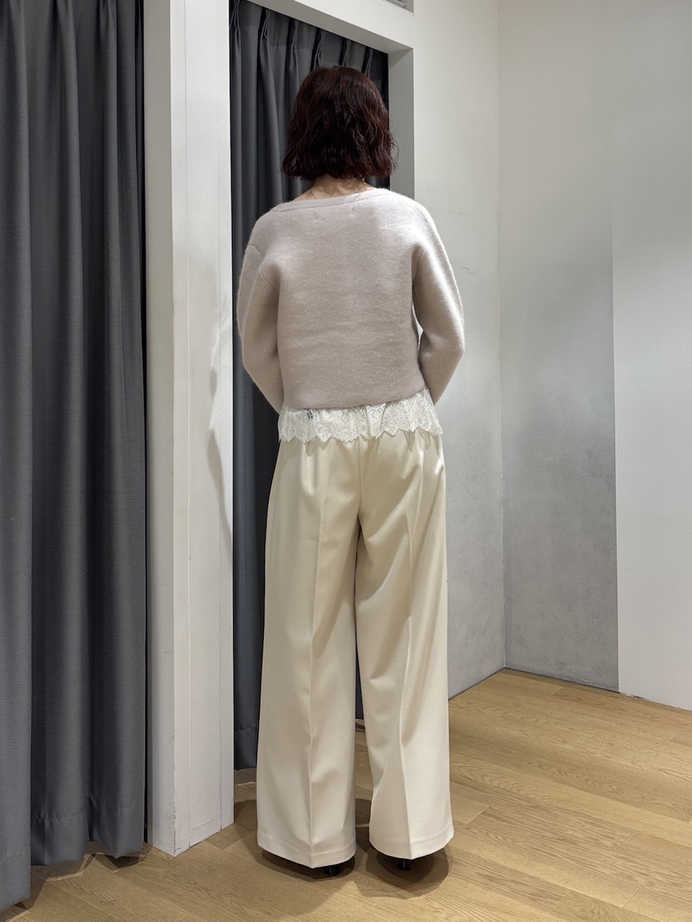 ホワイト系のその他パンツ、ベージュ系のキャミソール、ベージュ系のノーカラージャケットを着用したレディースの秋コーディネートの3枚目の写真