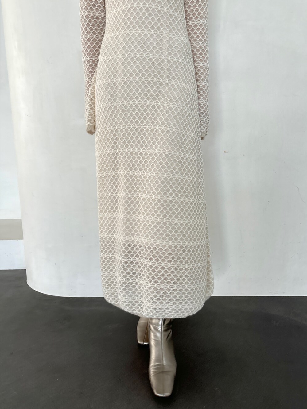 ホワイト系のワンピース、シルバー系のブーツ、ホワイト系のダウンジャケット/コートを着用したレディースの秋コーディネートの6枚目の写真