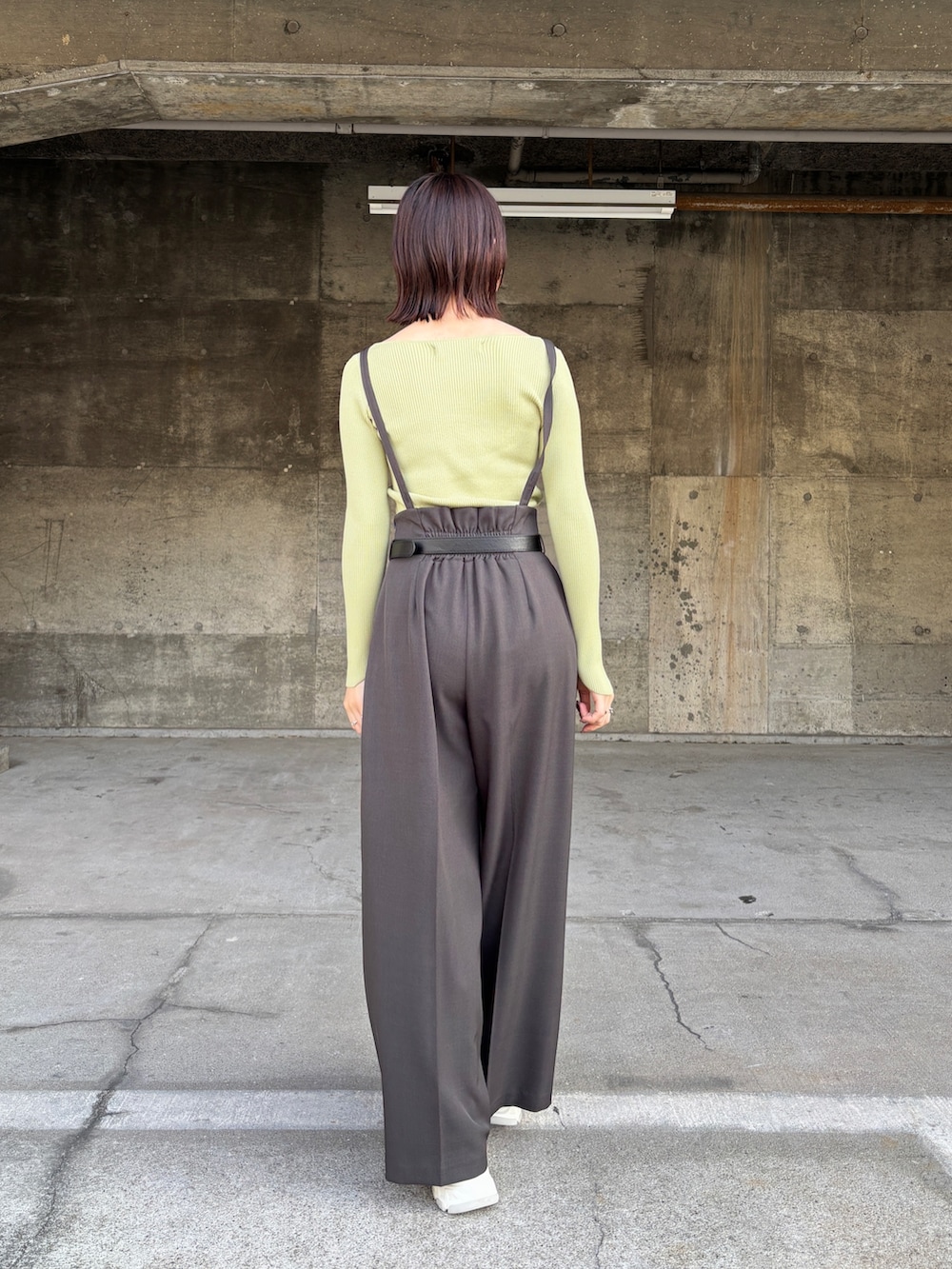 グリーン系のニット/セーター、グレー系のその他パンツ、ベージュ系のチェスターコートを着用したレディースの冬コーディネートの7枚目の写真