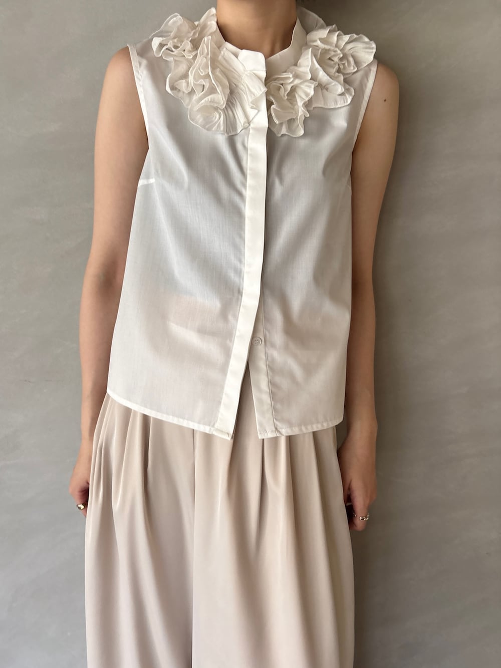 ホワイト系のその他パンツ、ホワイト系のシャツ/ブラウス、ブラック系のサンダルを着用したレディースの夏コーディネートの5枚目の写真