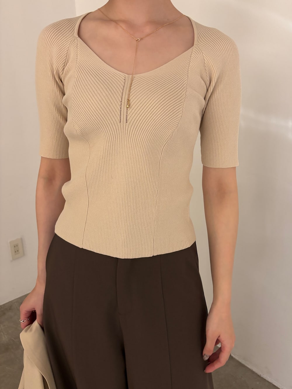 シルバー系のパンプス、ブラウン系のその他パンツ、ベージュ系のテーラードジャケットを着用したレディースの春コーディネートの7枚目の写真