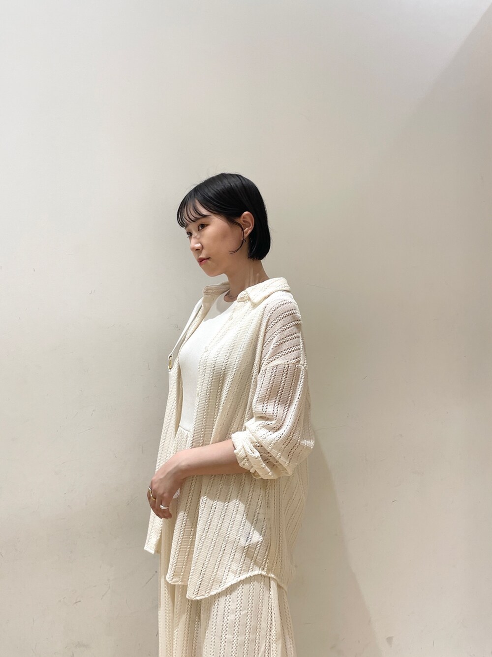 ホワイト系のシャツ/ブラウス、ホワイト系のハンドバッグ、ホワイト系のワンピースを着用したレディースの夏コーディネートの8枚目の写真