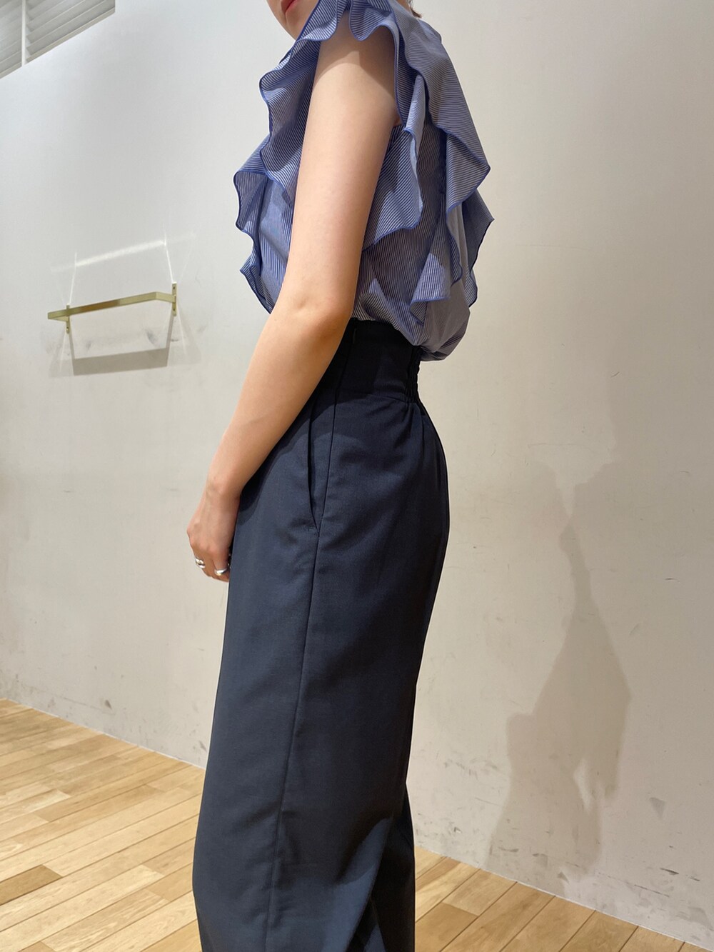 ブラック系のサンダル、その他のシャツ/ブラウス、ブルー系のスラックスを着用したレディースの夏コーディネートの7枚目の写真