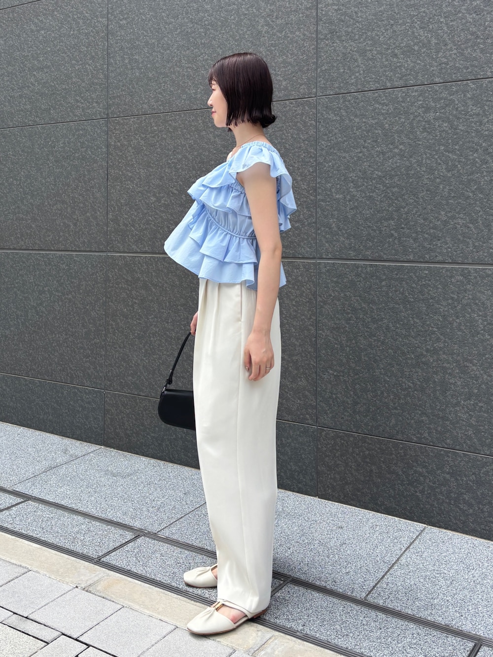 ホワイト系のその他パンツ、ホワイト系のサンダル、ブルー系のシャツ/ブラウスを着用したレディースの夏コーディネートの3枚目の写真