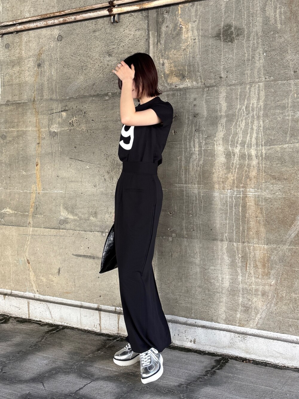 ブラック系のスカート、ブラック系のTシャツ/カットソーを着用したレディースの冬コーディネートの2枚目の写真