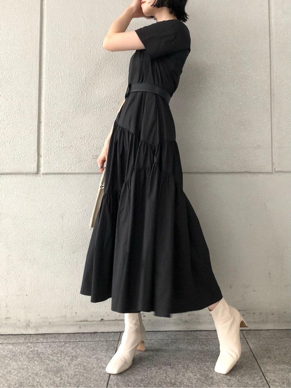 ブラック系のワンピース、ホワイト系のその他シューズ、ホワイト系のスニーカーを着用したレディースの夏コーディネートの5枚目の写真