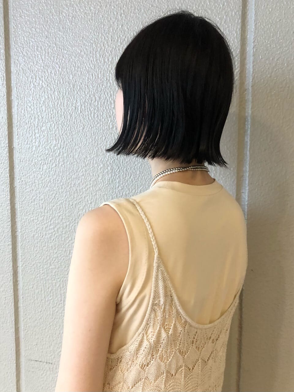 ホワイト系のワンピースを着用したレディースの夏コーディネートの7枚目の写真