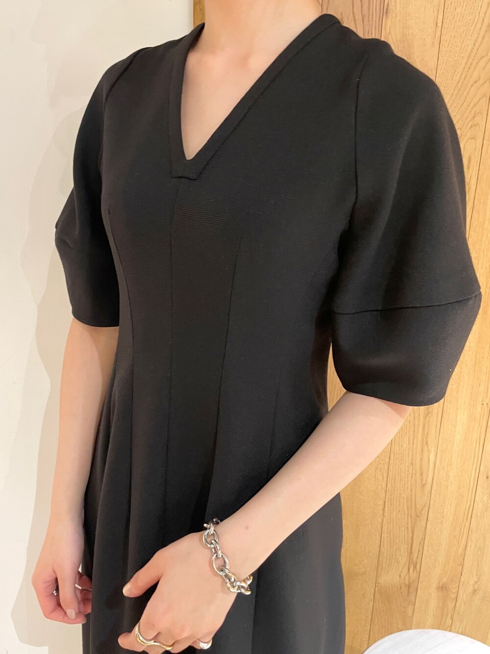 シルバー系のパンプス、ブラック系のワンピースを着用したレディースの春コーディネートの5枚目の写真